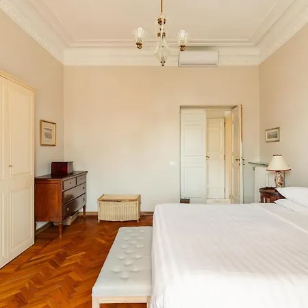 Casa Augusta, A Burghesius * Roma