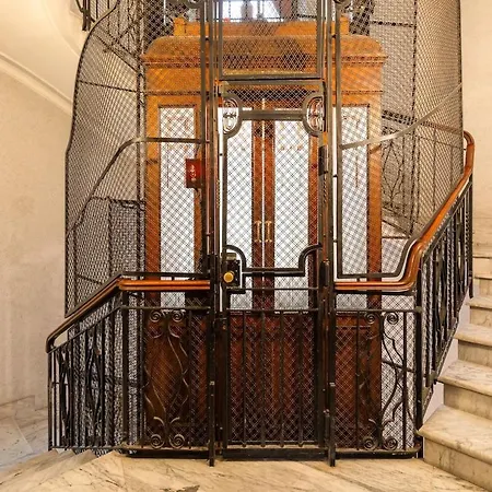 Casa Augusta, A Burghesius * Roma